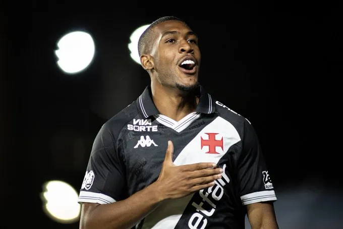 Rayan foi o dono do jogo com dois gols (Foto: Matheus Lima-Vasco)