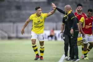 São Bernardo assina em definitivo com lateral-direito ex-Santos