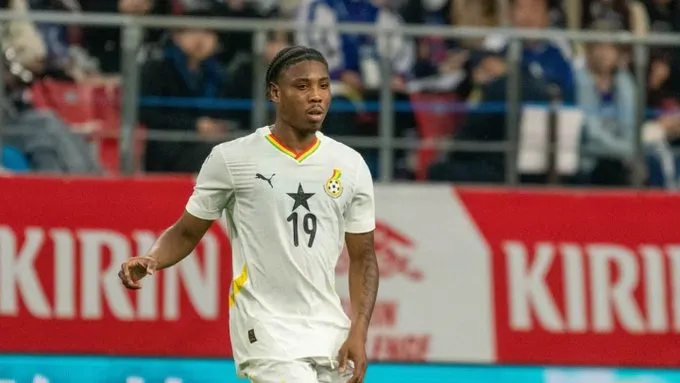 Jogador de Gana é hospitalizado após sofrer fratura em dividida no jogo contra o Japão