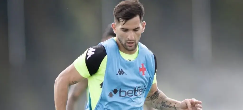 Meia perde espaço no Vasco após a chegada de reforços e Diniz