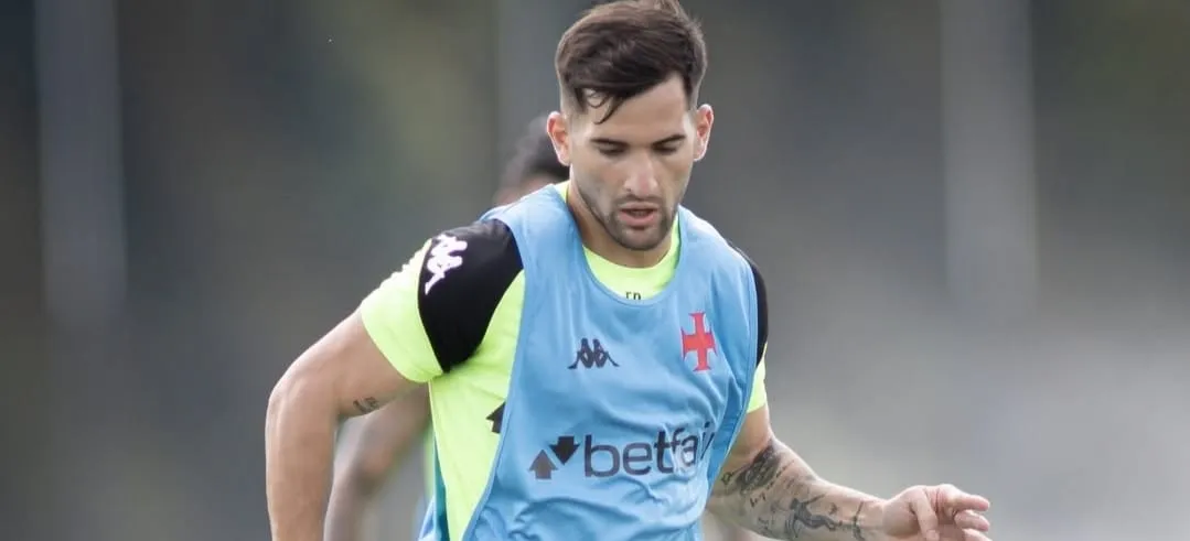 Meia perde espaço no Vasco após a chegada de reforços e Diniz