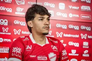 Guarani negocia com volante que está se saída do Vila Nova para 2026