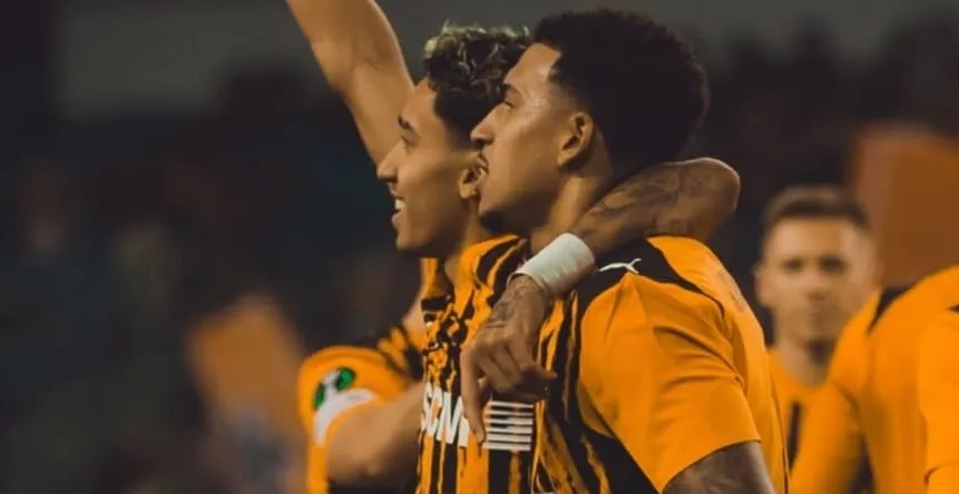 Isaque e Kauã Elias em ação pelo Shakhtar Donetsk (Foto: Reprodução-Instagram @isaque_oficial07)