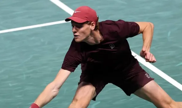 Jannik Sinner conquista título no Masters de Paris e retorna ao topo do ranking