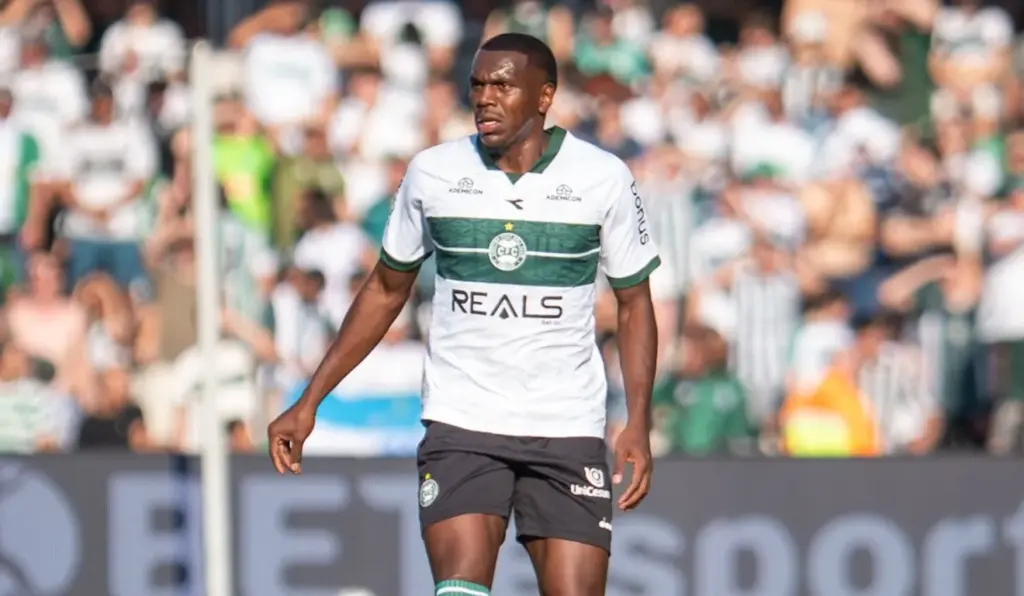 Zagueiro do Coritiba questiona vaias de parte da torcida após acesso