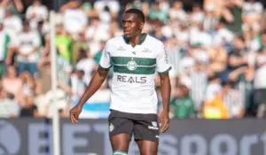 Zagueiro do Coritiba questiona vaias de parte da torcida após acesso