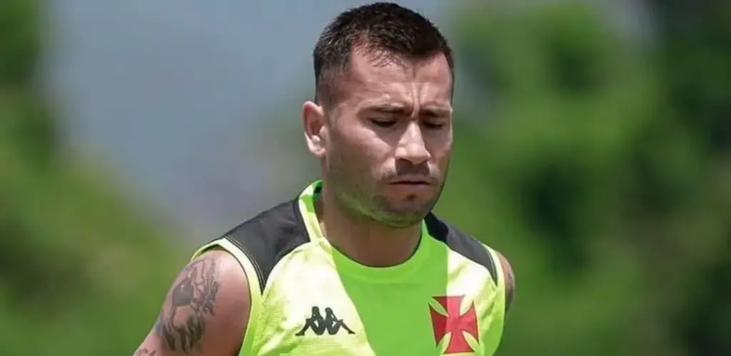 Meia segue fora dos planos de Diniz e deve deixar o Vasco em 2026