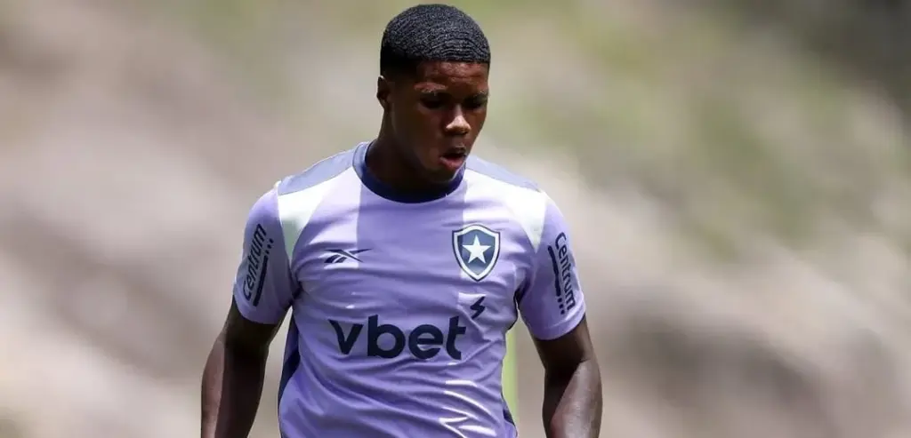 Arthur Cabral e Kadir disputam vaga no ataque do Botafogo