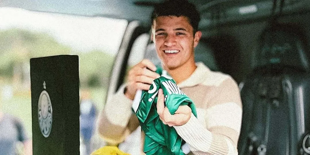 Lando Norris recebe camisa do Palmeiras antes do GP de São Paulo