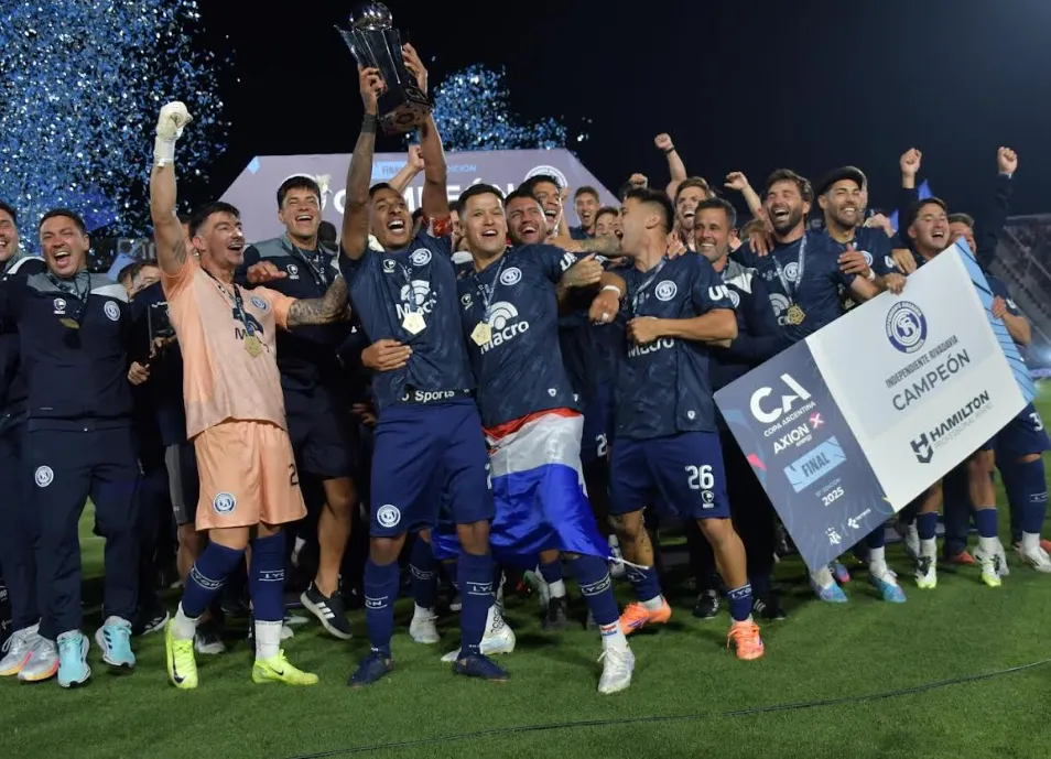 Alex Arce conquista seu 4º título em 3 anos e faz história no futebol argentino 2 KpmkePMT image