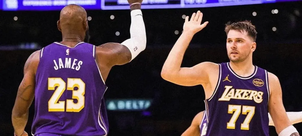 Lakers batem Mavericks em reencontro com Anthony Davis em Los Angeles