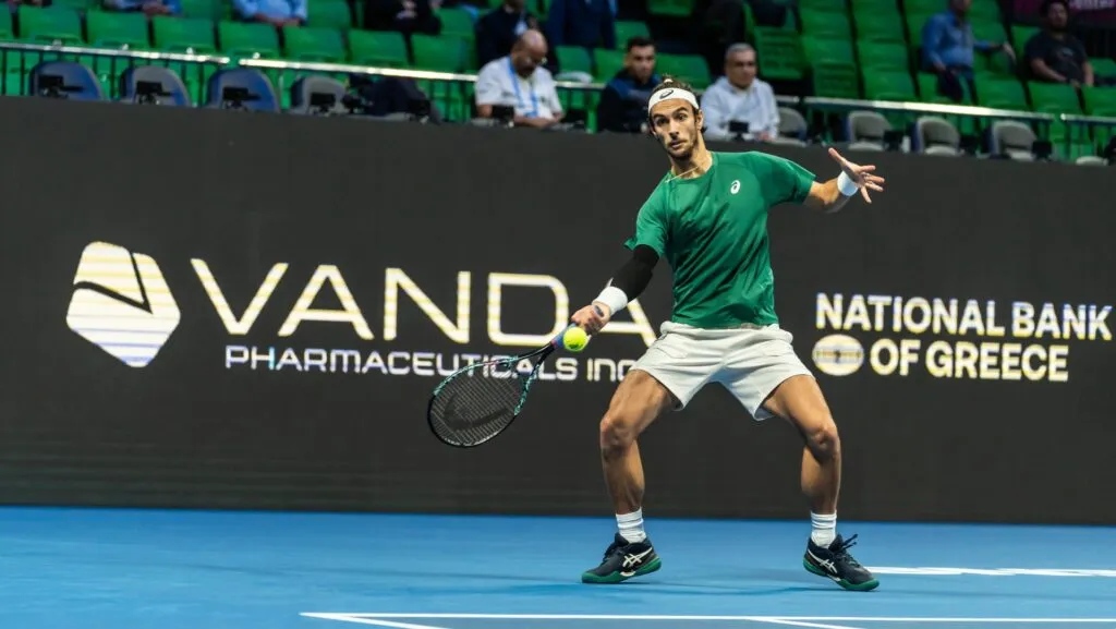 Musetti perde de Djokovic em Atenas, mas herda vaga de sérvio, lesionado, no ATP Finals