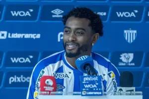 Guarani negocia com três jogadores, um deles velho conhecido, e pode perder volante para 2026