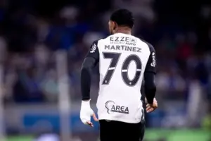 Corinthians multa Martínez após expulsão contra o Cruzeiro