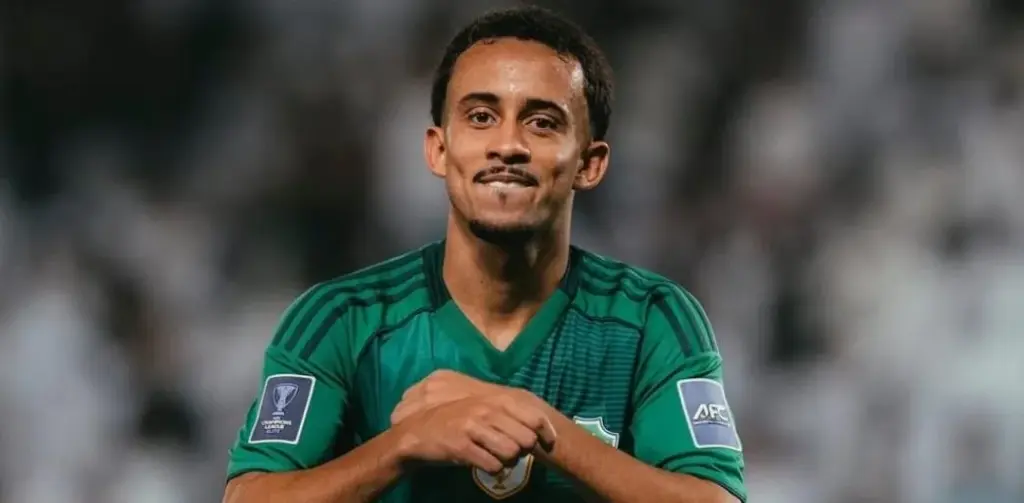 Cria do Flamengo brilha pelo Al-Ahli e cutuca Filipe Luís