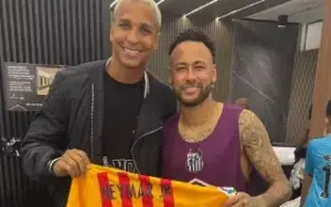 Santos: Deyverson reencontra Neymar, relembra final na Espanha e ganha presente