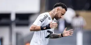 Santos enfrenta o Palmeiras desfalcado e busca reação em meio a crise