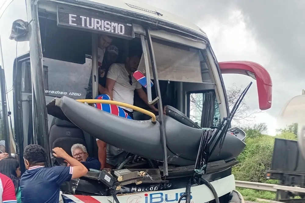 Ônibus com torcedores do Fortaleza sofre acidente no retorno de São Paulo