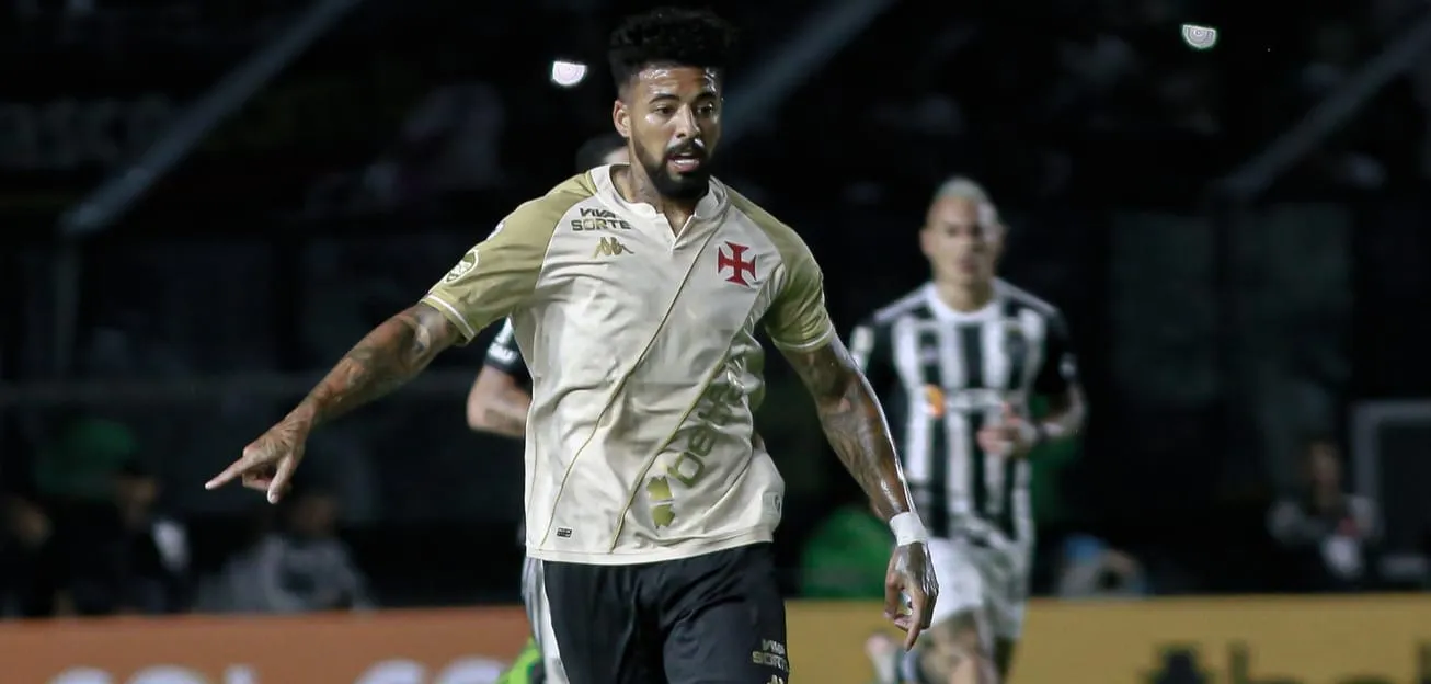 Paulinho em ação pelo Vasco (Foto: Matheus Lima-CRVG)