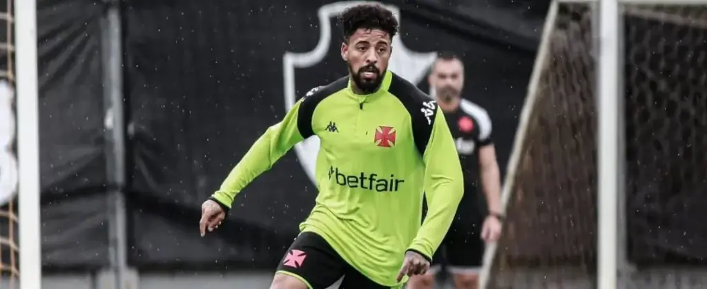 Vasco deve confirmar quatro saídas e mira ajustes no elenco para 2026