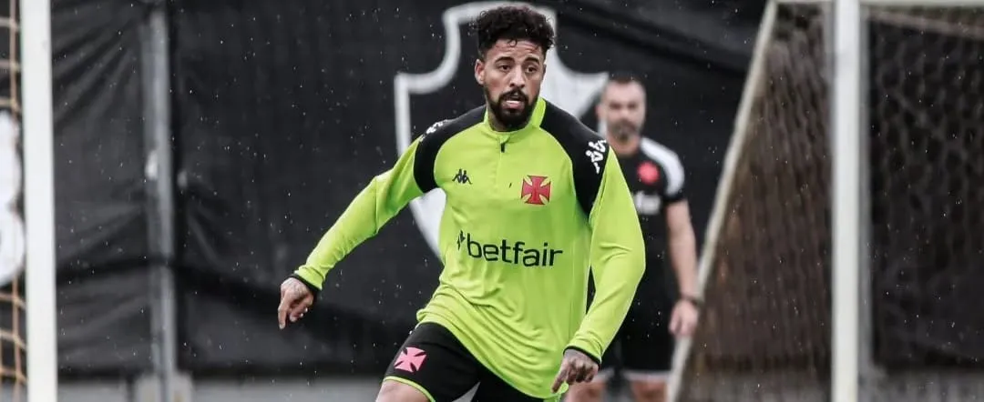 Paulinho durante treino do Vasco (Foto: Matheus Lima-CRVG)