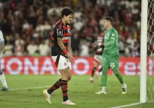 Pedro sofre lesão muscular a dez dias da final da Libertadores e deve desfalcar o Flamengo