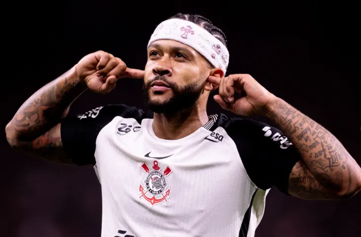 Memphis realiza procedimento no joelho após se machucar pelo Corinthians