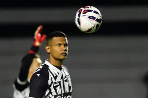 Diogo Silva segue na Ponte Preta em 2026