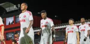 Internacional sente pressão aumentar e clima tenso toma conta do vestiário