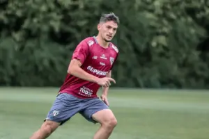 São Paulo ajusta equipe e lida com baixas para enfrentar o Corinthians