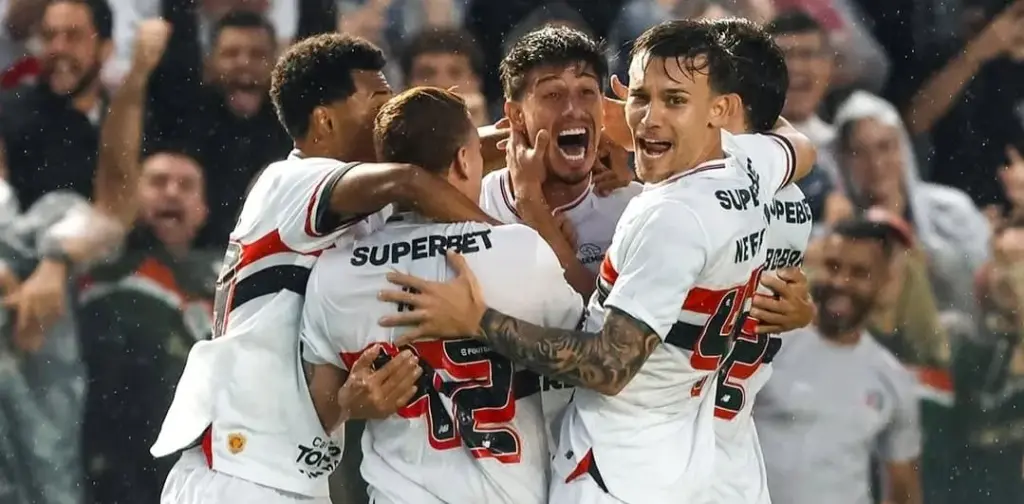 Jogadores do São Paulo em ação (Foto: Rubens Chiri-SPFC)