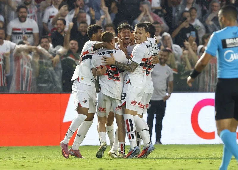 BRASILEIRÃO: São Paulo vence, Corinthians perde e Santos se complica