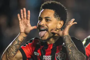 Camisa 10 do Vitória explica comemoração e destaca força da torcida