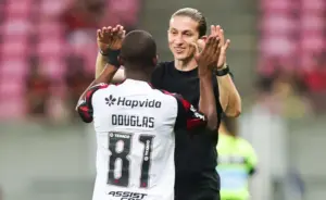 Filipe Luis comemora goleada do Flamengo, mas se incomoda com erros