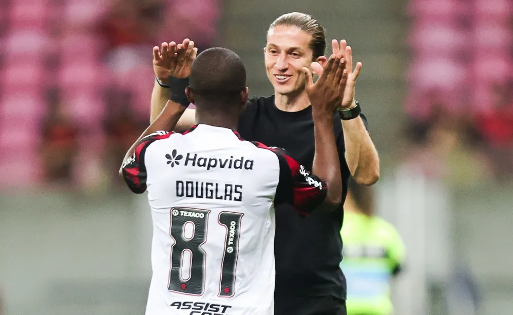 Filipe Luis comemora goleada do Flamengo, mas se incomoda com erros