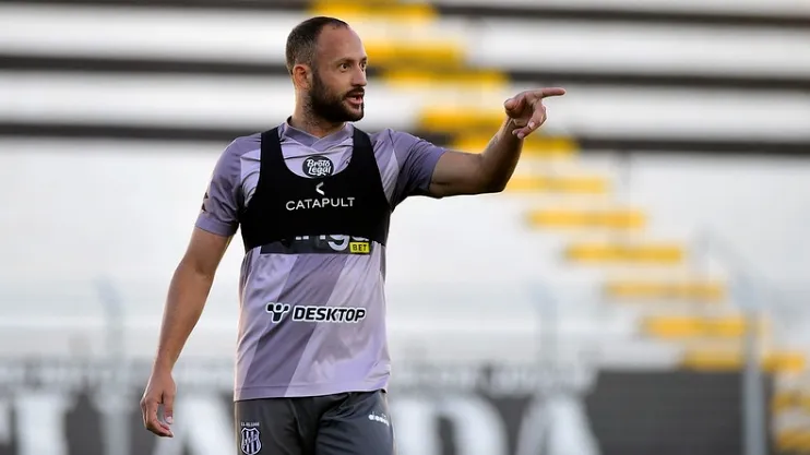 Ponte Preta atende pedido de Marcelo Fernandes e renova com atacante; goleiro está de saída