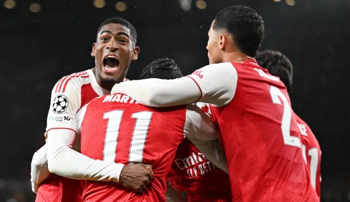 LIGA DOS CAMPEÕES: Arsenal vence Bayern e se isola na liderança; Liverpool é goleado pelo PSV