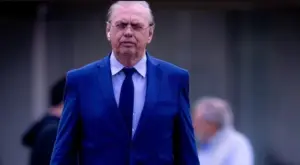 Stábile rebate críticas e 