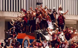 Flamengo provoca o Palmeiras com cabeça de porco, caixão e gritos de 'sem Mundial'