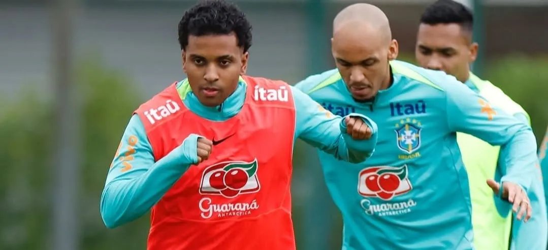 Rodrygo e Fabinho durante treino da seleção brasileira (Foto: Rafael Ribeiro-CBF)