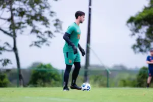 Cuiabá negocia contratação de goleiro criticado no Sport