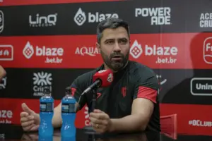 Atlético-GO volta a sonhar com acesso após vitória na Série B