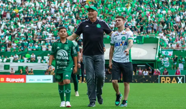 Técnico da Chapecoense promete “régua alta” no mercado após acesso