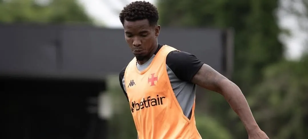 Thiago Mendes durante treino do Vasco (Foto: Matheus Lima-CRVG)