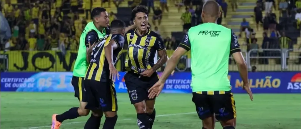 Jogadores do Volta Redonda em ação (Foto: Anderson Mendes-VRFC)
