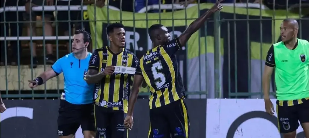 Bruno Barra junto com André Luiz e Gabriel Pinheiro (Foto: Anderson Mendes-VRFC)