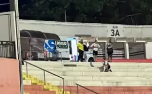 Vídeo mostra torcedor do Botafogo-SP sendo socorrido no Santa Cruz