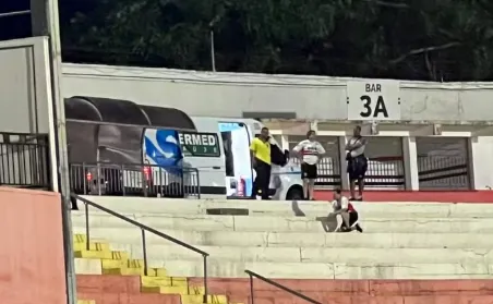 Vídeo mostra torcedor do Botafogo-SP sendo socorrido no Santa Cruz
