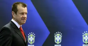 Dunga exalta Vini Jr, mas vê jogador longe da faixa de capitão