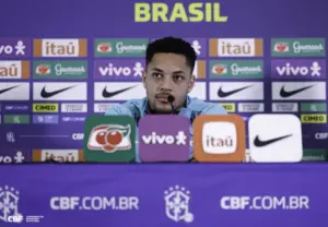 Vitor Roque agradece Abel Ferreira por chegada à seleção